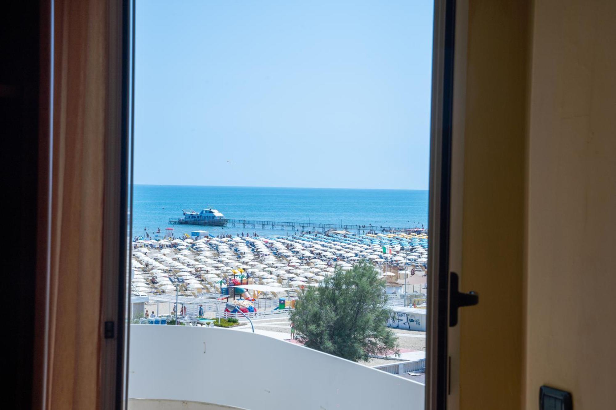 Hotel Audi Frontemare Rimini Eksteriør billede